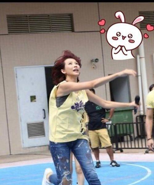 蔡少芬像篮球明星,球场上的优雅女神，篮球场上的魅力四射