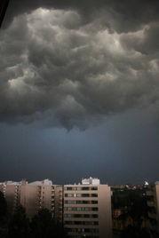 漯河乌云密布新闻头条,暴雨来袭，城市应对紧急应对措施纪实