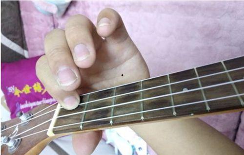 尤克里里网红图片,弹奏梦想，奏响青春旋律